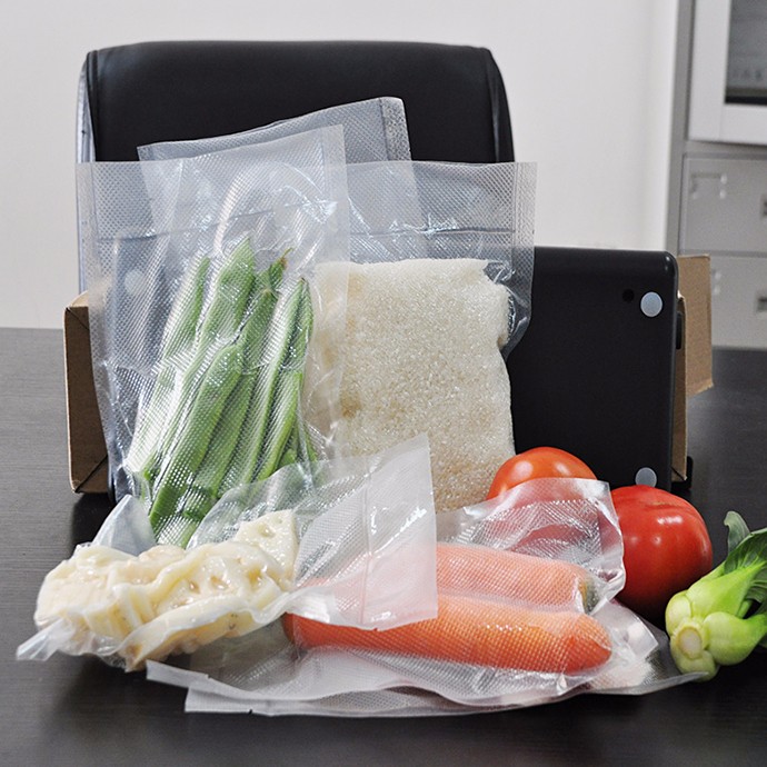 Vacuum packaging film and bag